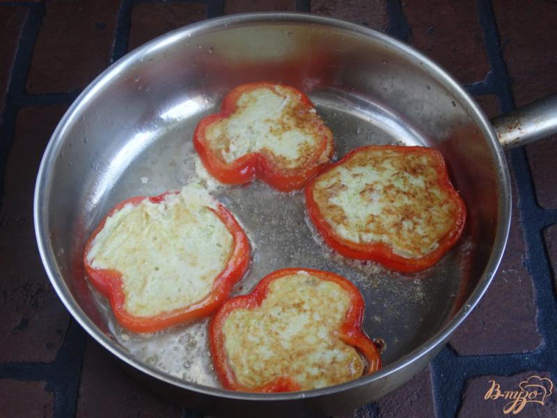 Фото приготовление рецепта: Кабачковые оладьи в болгарском перце шаг №9