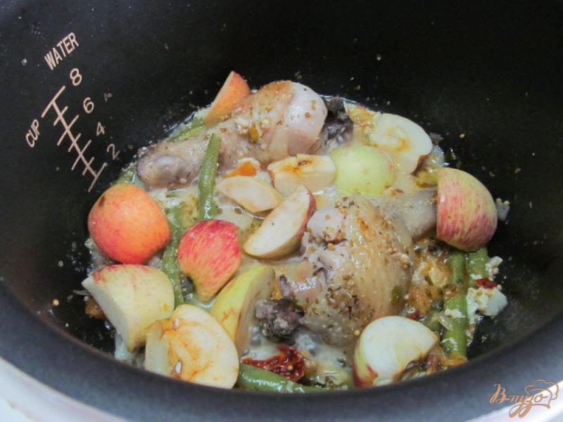 Фото приготовление рецепта: Куриные ножки с овощами и яблоками в мультиварке шаг №7