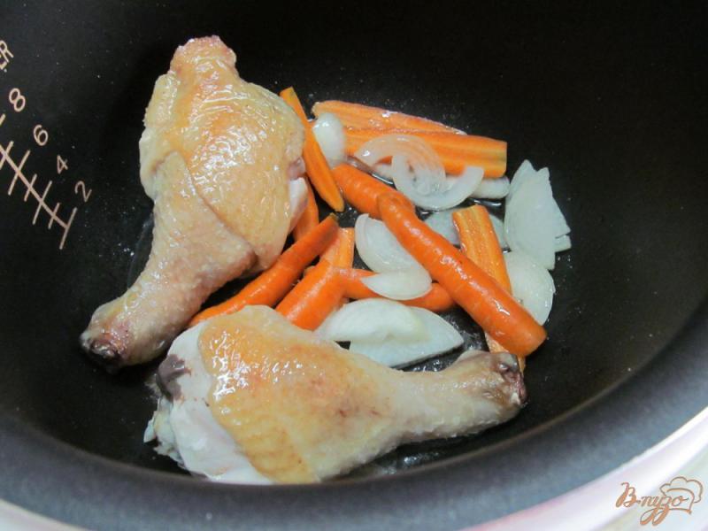 Фото приготовление рецепта: Куриные ножки с овощами и яблоками в мультиварке шаг №3