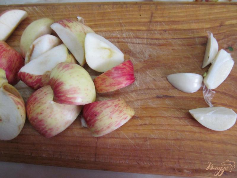 Фото приготовление рецепта: Куриные ножки с овощами и яблоками в мультиварке шаг №6
