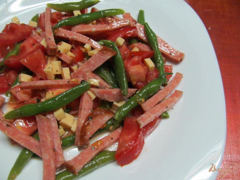 Фото приготовление рецепта: Салат с стручковой фасолью и колбасой шаг №5