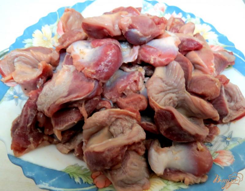 Фото приготовление рецепта: Куриные желудочки в соусе шаг №2