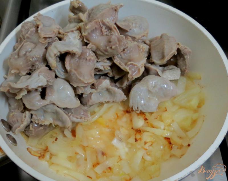 Фото приготовление рецепта: Куриные желудочки в соусе шаг №4
