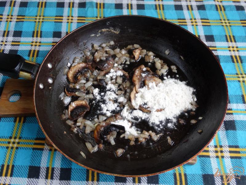 Фото приготовление рецепта: Паста в сливочно-грибном соусе шаг №4