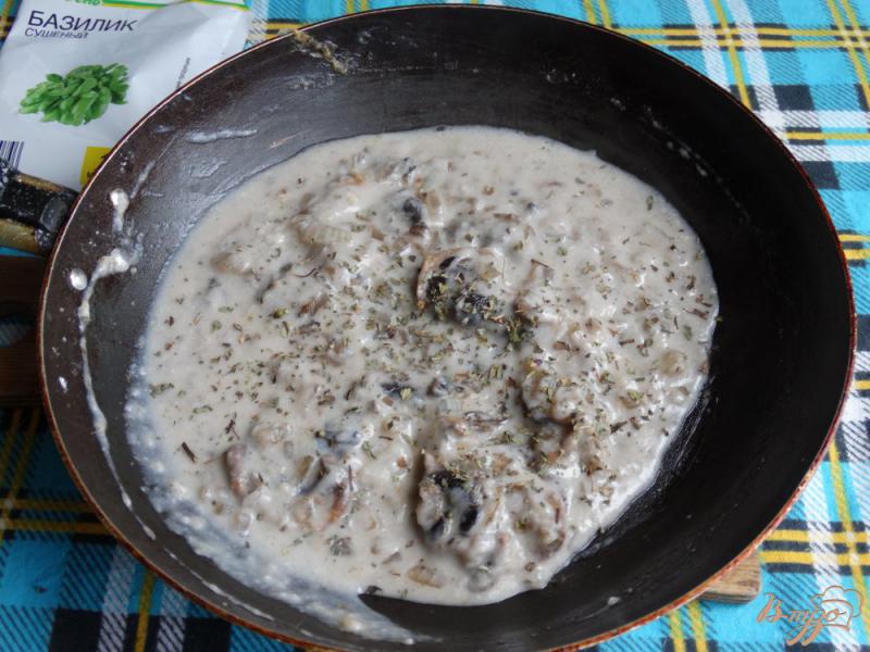 Фото приготовление рецепта: Паста в сливочно-грибном соусе шаг №6
