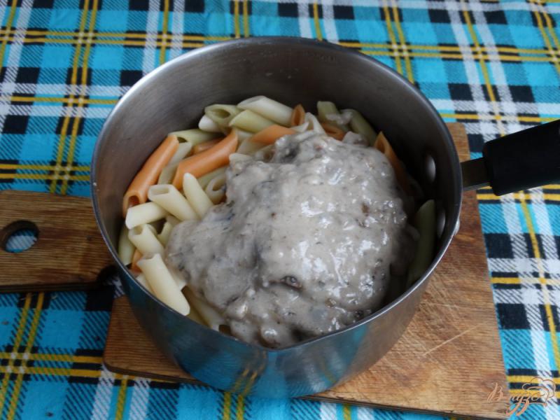 Фото приготовление рецепта: Паста в сливочно-грибном соусе шаг №8
