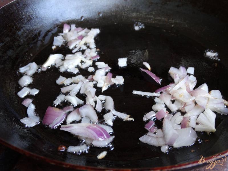 Фото приготовление рецепта: Рисовая лапша с кальмарами и грибами шаг №3