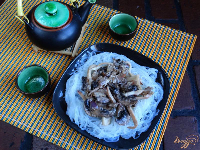 Фото приготовление рецепта: Рисовая лапша с кальмарами и грибами шаг №10