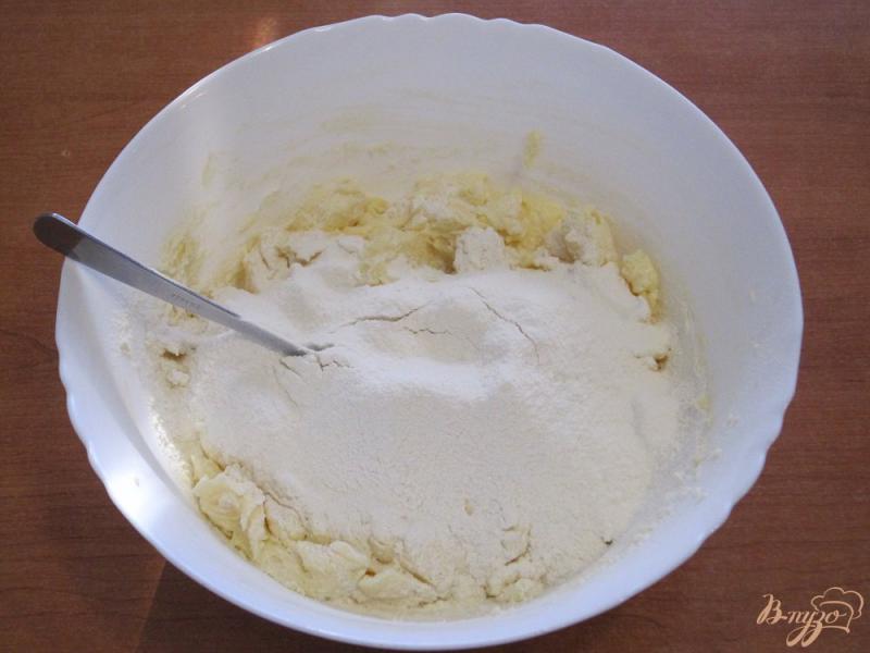 Фото приготовление рецепта: Рассыпчартый мраморный кекс шаг №4