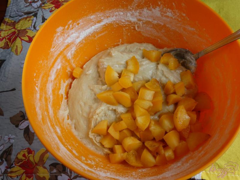 Фото приготовление рецепта: Кекс на сметане с абрикосами шаг №7