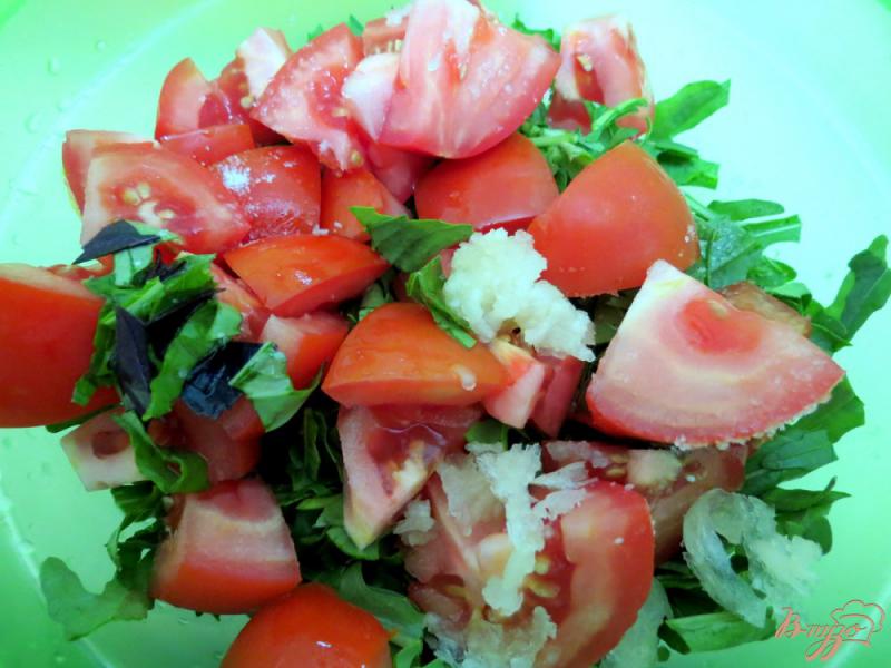 Фото приготовление рецепта: Салат с рукколой и с помидорами шаг №5