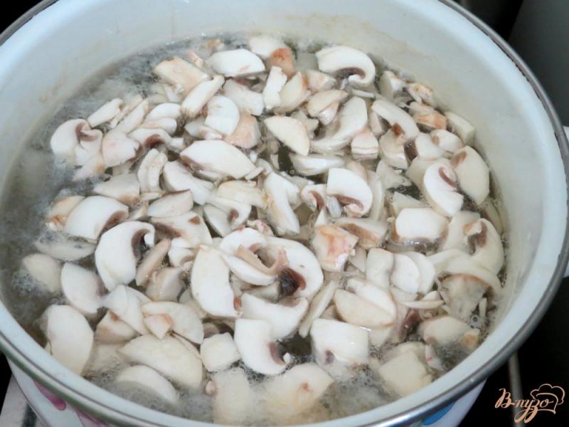 Фото приготовление рецепта: Борщ с ботвой и грибами шаг №6