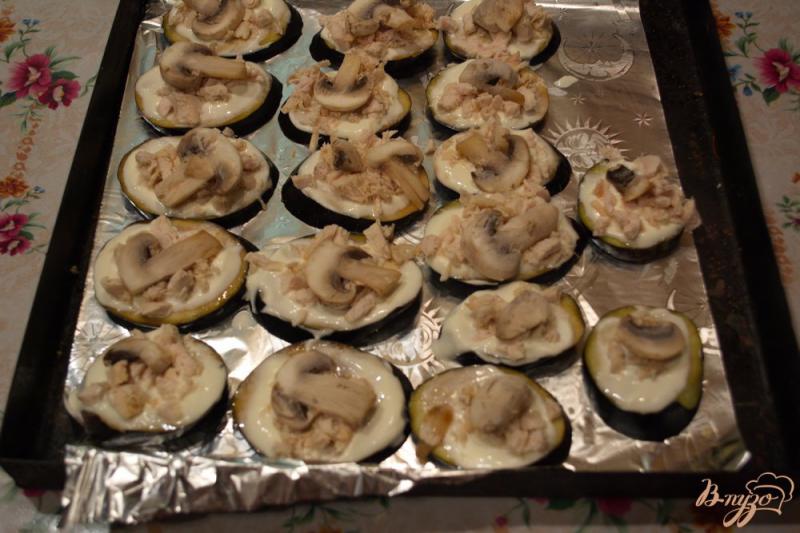 Фото приготовление рецепта: Закуска из баклажан с курицей и грибами. шаг №4