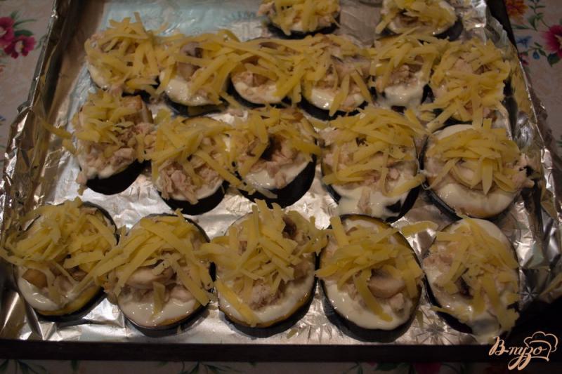Фото приготовление рецепта: Закуска из баклажан с курицей и грибами. шаг №5