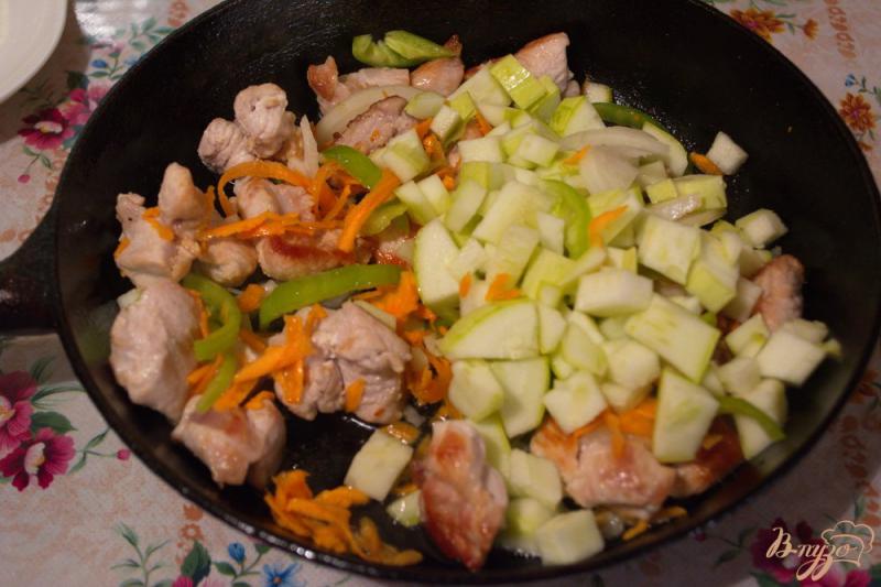 Фото приготовление рецепта: Индюшатина, тушеная с кабачком и другими овощами шаг №3