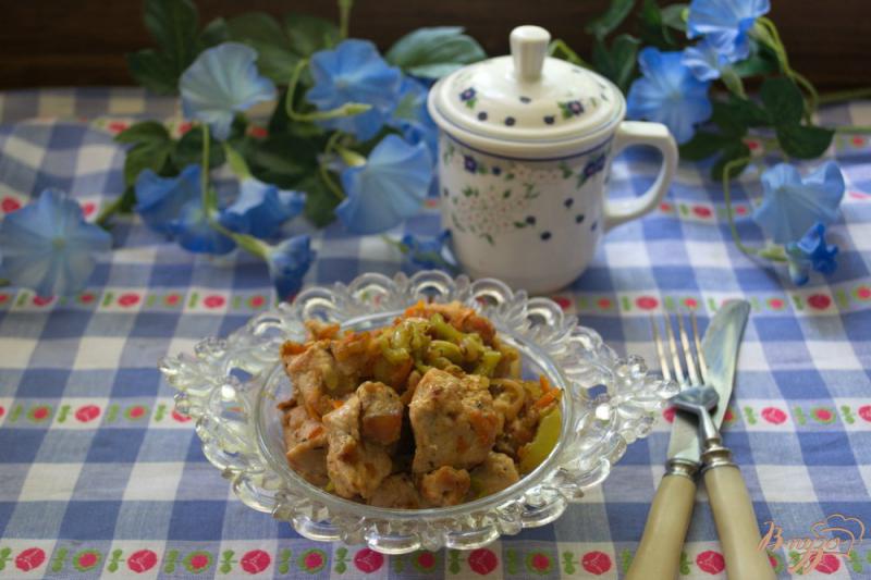 Фото приготовление рецепта: Индюшатина, тушеная с кабачком и другими овощами шаг №4
