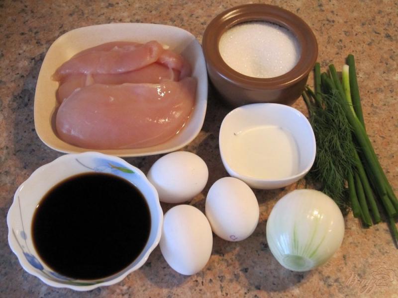 Фото приготовление рецепта: Омлет с соевым соусом и курицей шаг №1