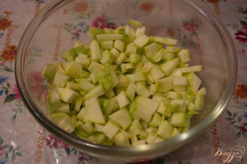 Фото приготовление рецепта: Рагу из кабачков с чесноком и яйцом шаг №2