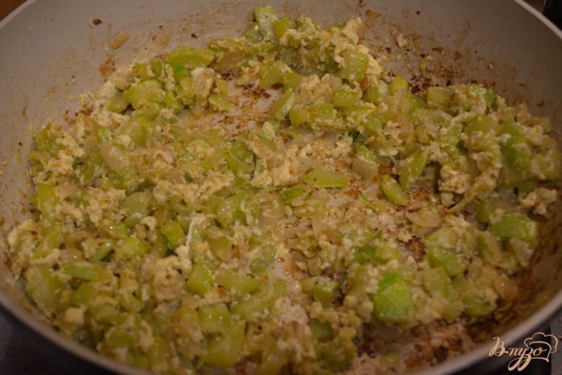 Фото приготовление рецепта: Рагу из кабачков с чесноком и яйцом шаг №6
