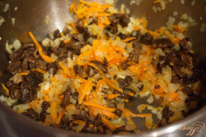 Фото приготовление рецепта: Рис с сушеными грибами шаг №4