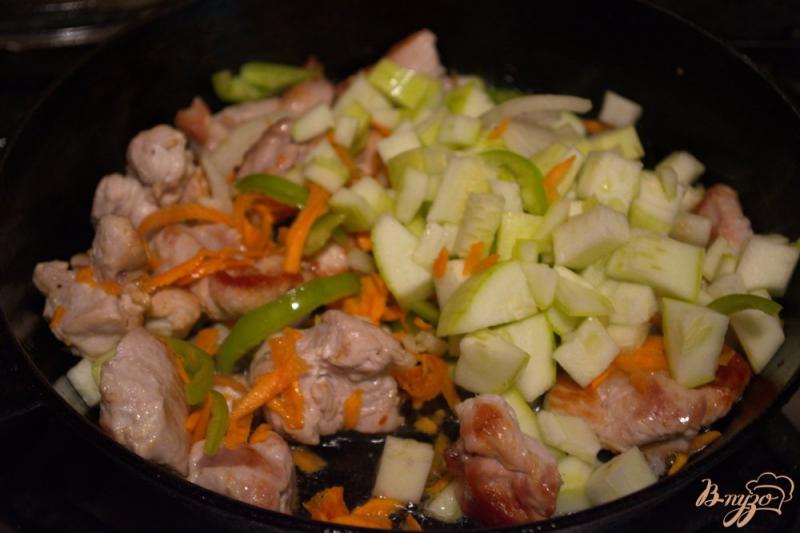 Фото приготовление рецепта: Мясо с черносливом и кабачком шаг №3