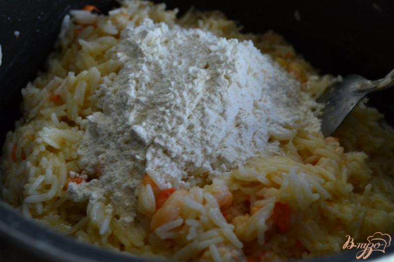 Фото приготовление рецепта: Рисовые котлеты с креветками шаг №3