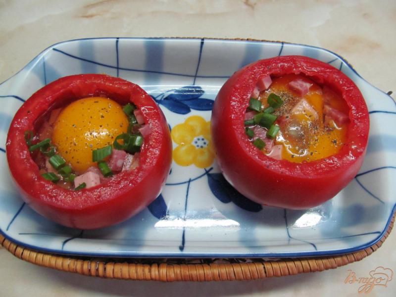 Фото приготовление рецепта: Яйца в помидорах шаг №3