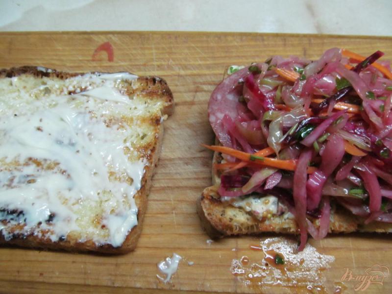 Фото приготовление рецепта: Бутерброд с салатом по-гурийски шаг №4