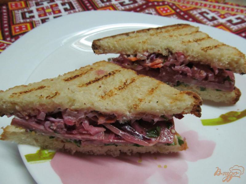 Фото приготовление рецепта: Бутерброд с салатом по-гурийски шаг №6
