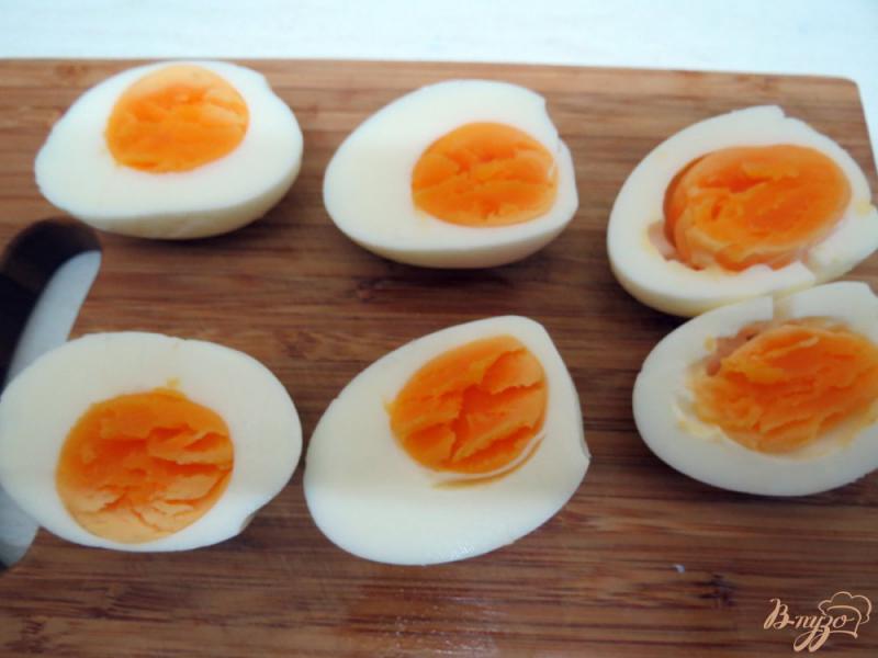 Фото приготовление рецепта: Яйца фаршированные шаг №2