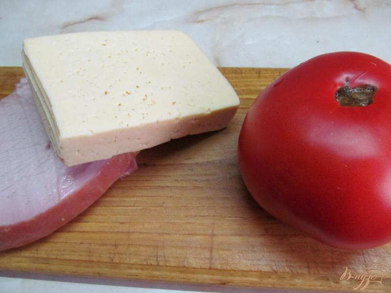 Фото приготовление рецепта: Помидор запеченный с бужениной и сыром шаг №1