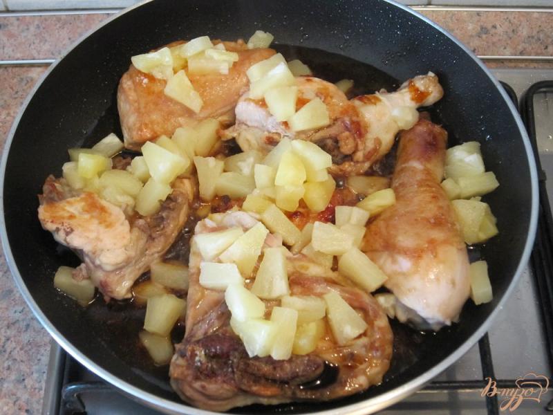 Фото приготовление рецепта: Курица с ананасами шаг №5