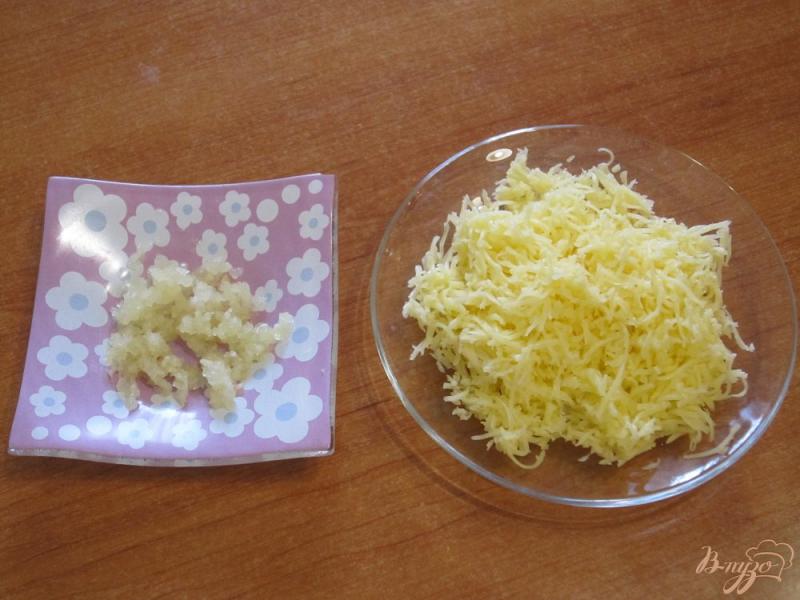 Фото приготовление рецепта: Тосты с яйцами, сыром и сладким перцем шаг №4