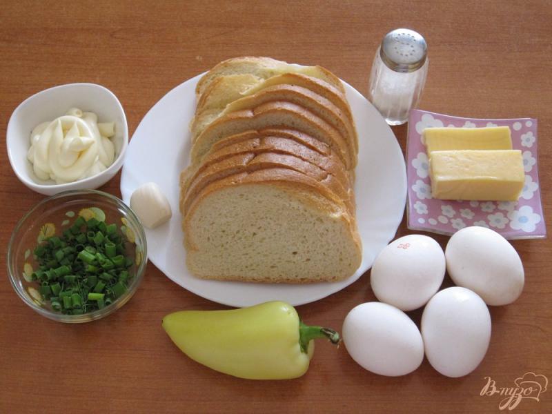 Фото приготовление рецепта: Тосты с яйцами, сыром и сладким перцем шаг №1