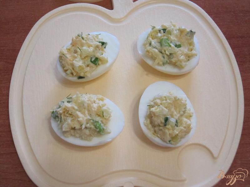 Фото приготовление рецепта: Тосты с яйцами, сыром и сладким перцем шаг №8