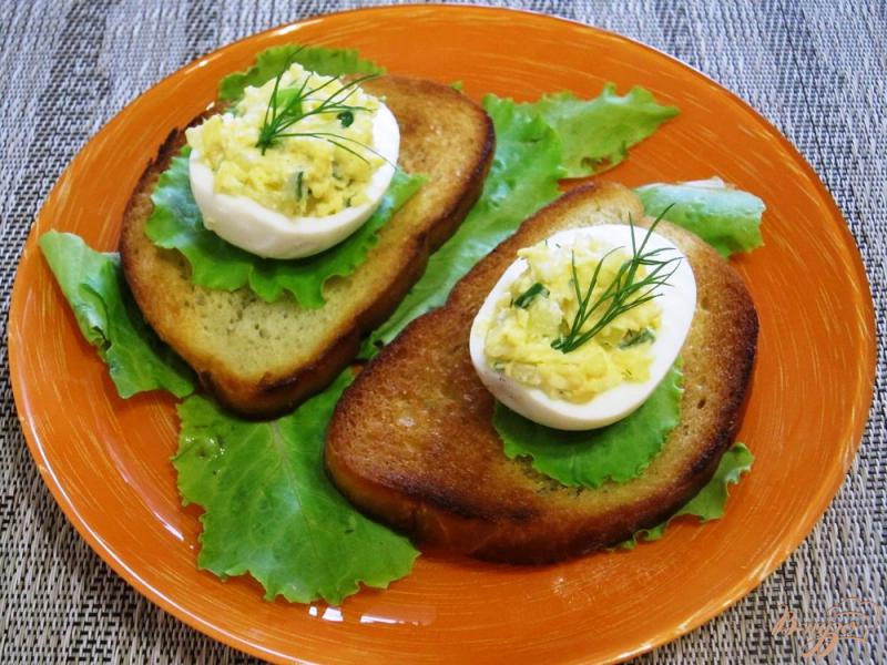 Фото приготовление рецепта: Тосты с яйцами, сыром и сладким перцем шаг №9
