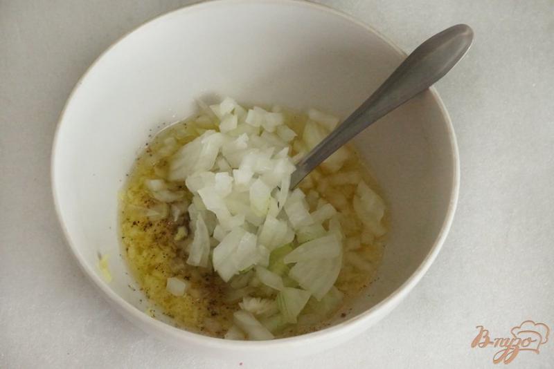 Фото приготовление рецепта: Пикантный рисовый салат с мушмулой шаг №7