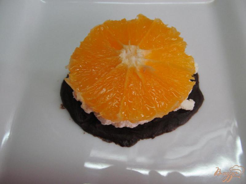 Фото приготовление рецепта: Шоколадный десерт с творогом и апельсином шаг №8