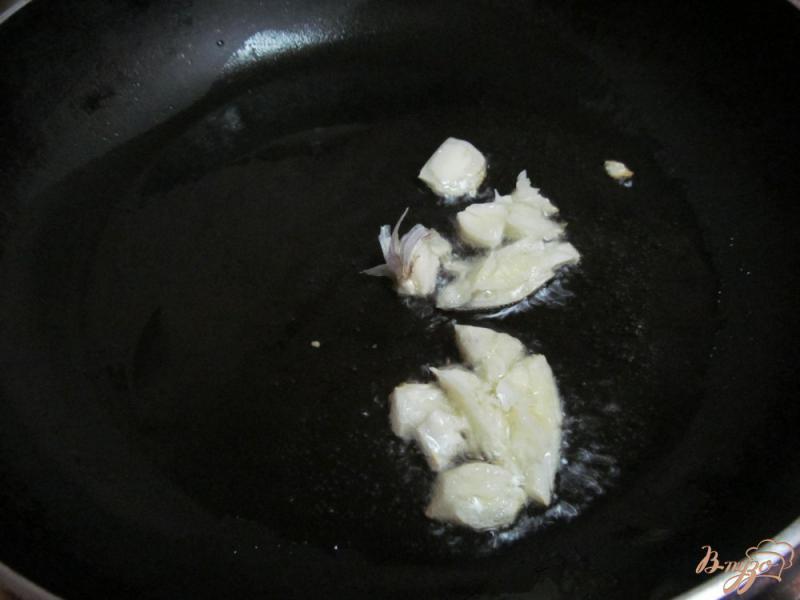Фото приготовление рецепта: Салат с копченной колбасой и фасолью шаг №2