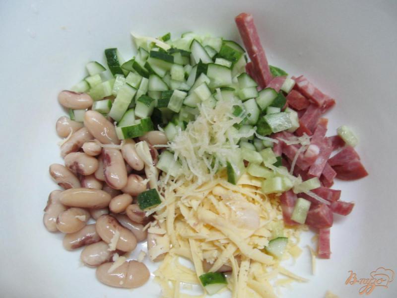 Фото приготовление рецепта: Салат с копченной колбасой и фасолью шаг №4