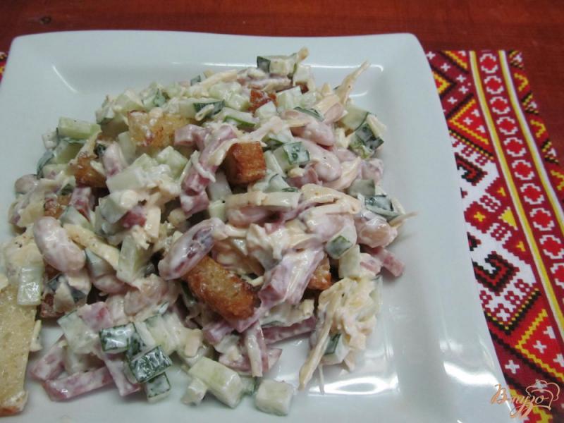 Фото приготовление рецепта: Салат с копченной колбасой и фасолью шаг №6