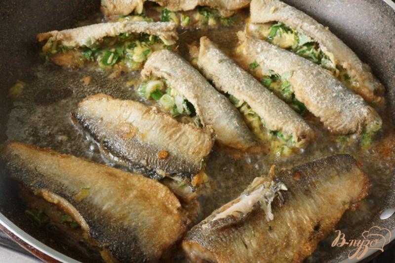 Фото приготовление рецепта: Рыба с зеленью шаг №6
