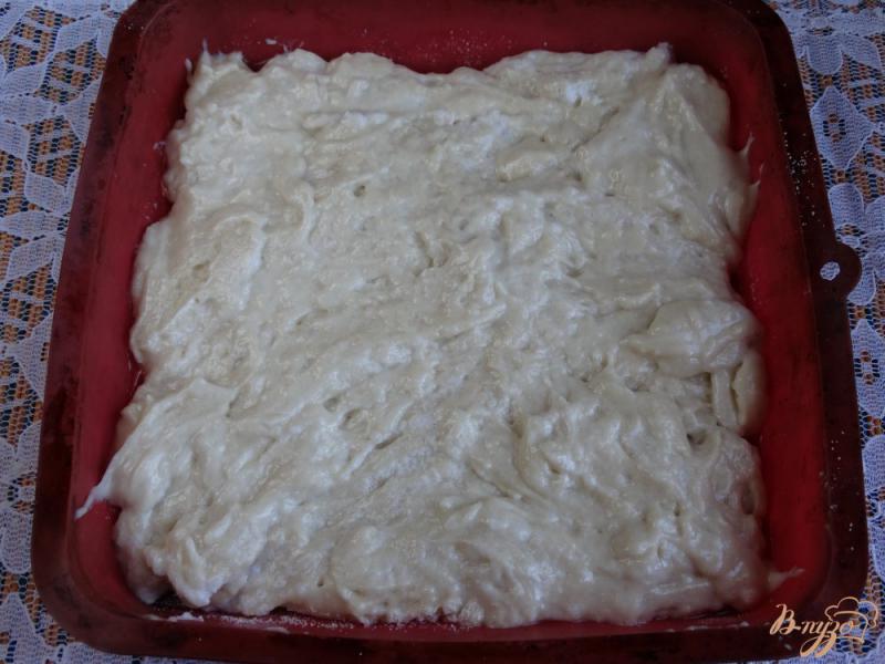 Фото приготовление рецепта: Пирог сметанный с земляникой и черешней шаг №8