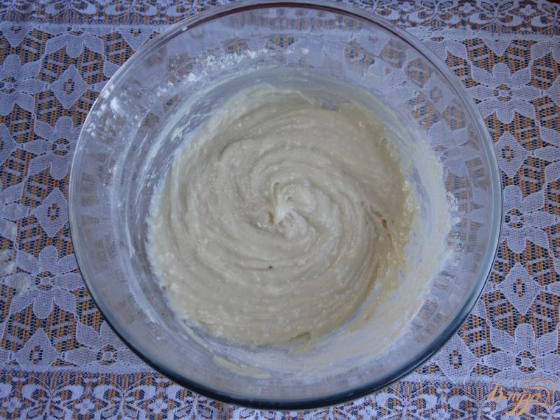 Фото приготовление рецепта: Пирог сметанный с земляникой и черешней шаг №6