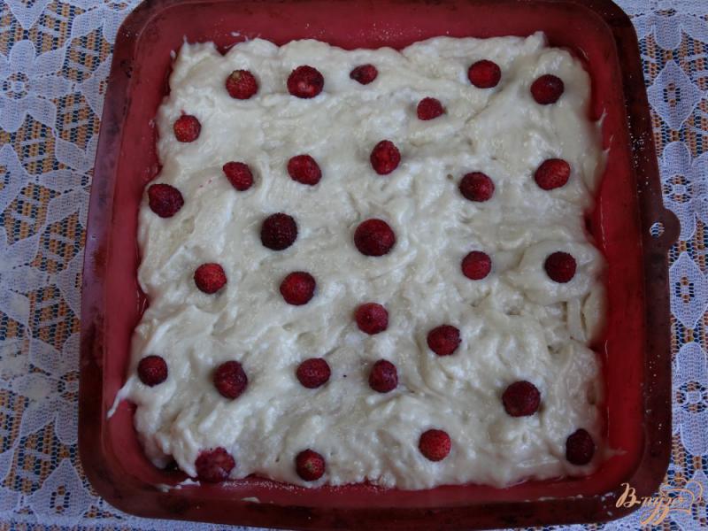 Фото приготовление рецепта: Пирог сметанный с земляникой и черешней шаг №9
