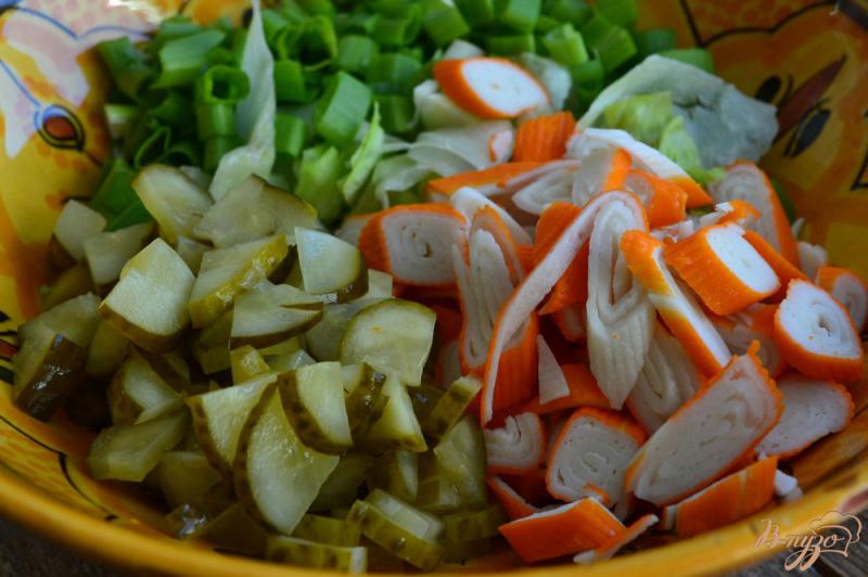 Фото приготовление рецепта: Салат со свеклой, нутом и крабовыми палочками шаг №2