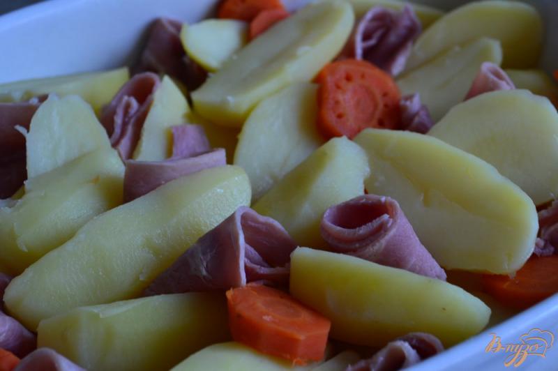 Фото приготовление рецепта: Картофельная запеканка с морковью и ветчиной шаг №2