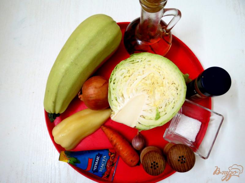 Фото приготовление рецепта: Кабачкок тушёный с капустой и томатом шаг №1