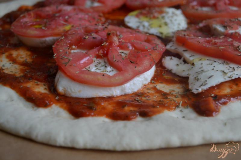 Фото приготовление рецепта: Пицца с помидорами и сыром шаг №4