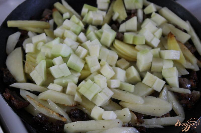 Фото приготовление рецепта: Жареная картошка с грибами и кабачками на сале по - домашнему шаг №4